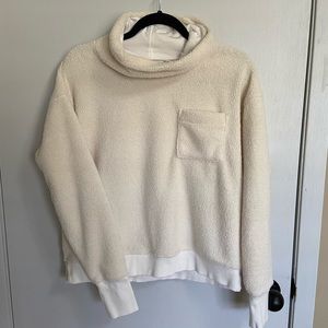 VV Turtleneck pullover